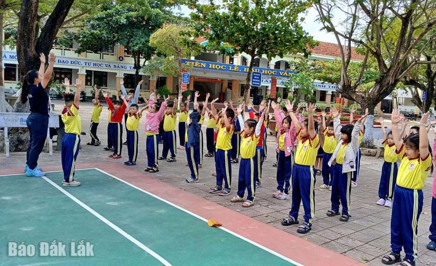 Tiết học thể dục của học sinh Trường Tiểu học Trưng Vương (phường Tuy Hòa) vào sáng 26/11. Ảnh: Báo Đắk Lắk