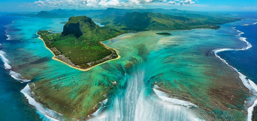 Thác nước trong lòng biển của Mauritius đẹp choáng ngợp. Ảnh: Mauritiusattractions.com