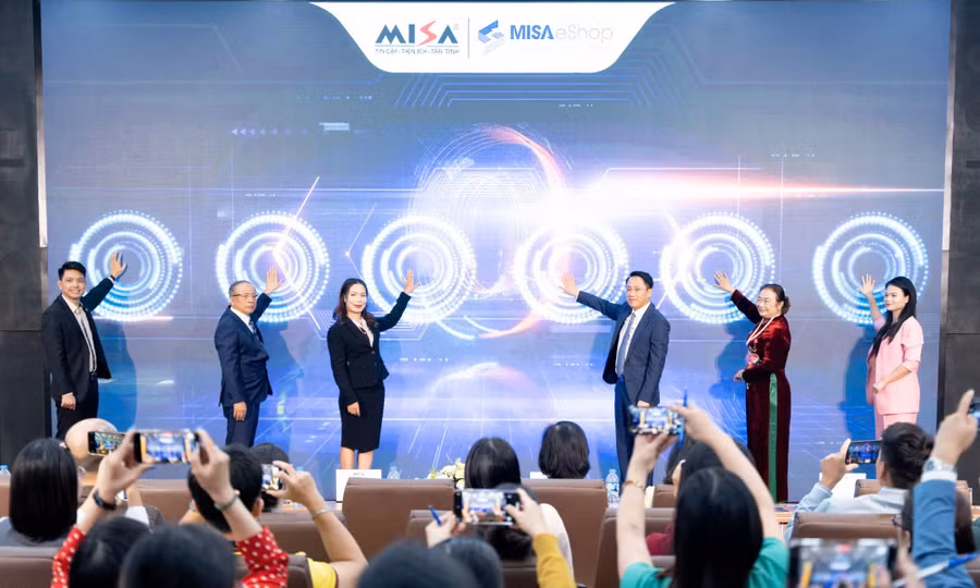 Các đại biểu thực hiện nghi thức kích hoạt tại Lễ công bố chương trình 'Tặng miễn phí phần mềm cho 2 triệu hộ kinh doanh thực hiện xóa bỏ thuế khoán theo Nghị quyết 68-NQ/TW'. Ảnh: VGP