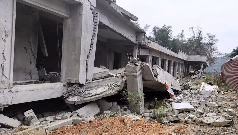 Toàn bộ tầng 2 của dãy nhà tụt xuống tận mặt đất. Ảnh: Thế Lượng