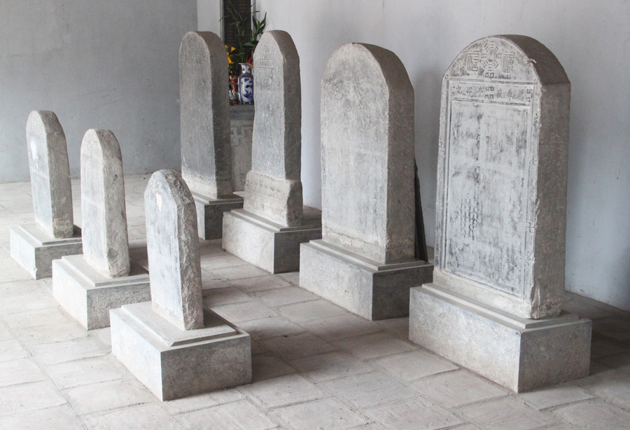 Văn bia khoa bảng làng Sủi. huyen-thoai-the-dat-moc-tinh-giup-ho-nguyen-khoa-danh-3-doi-3.jpg