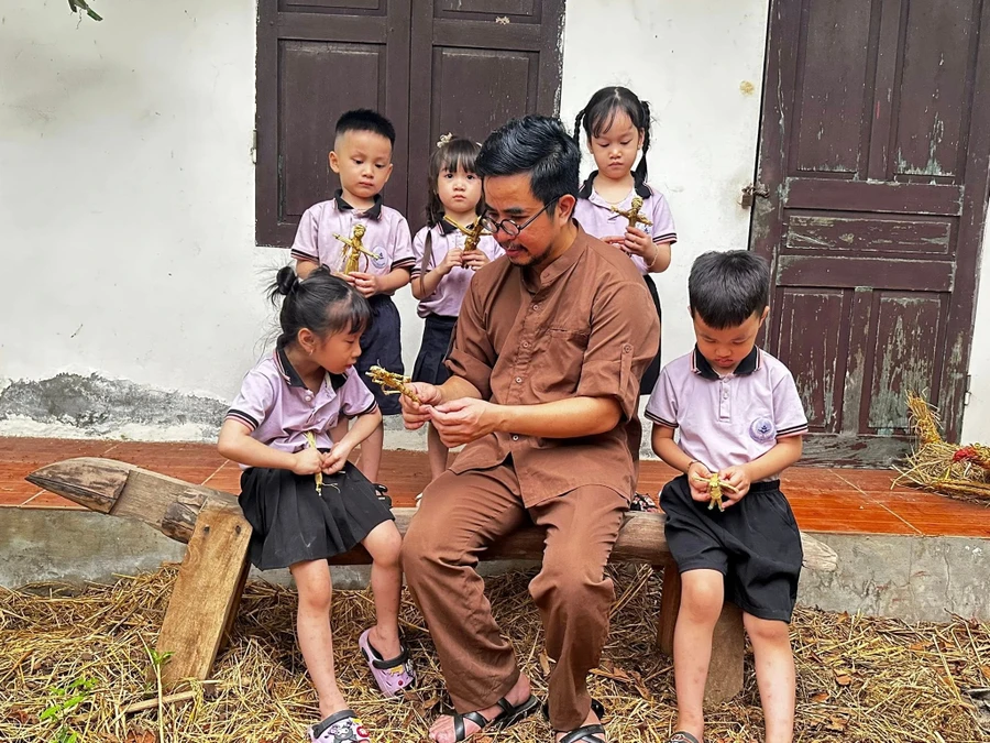 Rơm rạ thành sản phẩm du lịch ở làng cổ Đường Lâm