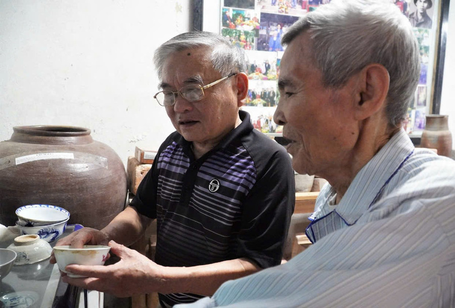 Ông Lê Doãn Hoạt (áo đen, đời thứ 10 dòng họ Lê Doãn). hoai-niem-lang-gom-co-ben-song-ngan-sau-3.jpg