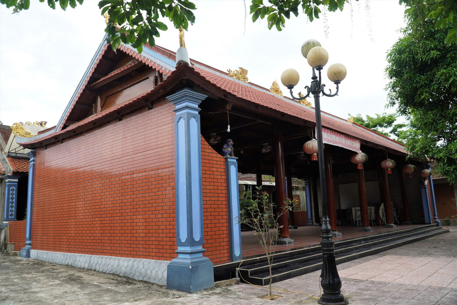 Nhà thờ họ Lê Doãn - nơi còn lưu giữ một số hiện vật của làng gốm Cẩm Trang. hoai-niem-lang-gom-co-ben-song-ngan-sau-2.jpg