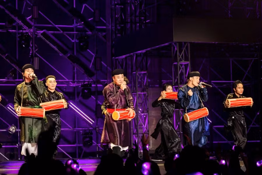 Các tác phẩm âm nhạc mang âm hưởng truyền thống kết hợp hiện đại được giới trẻ đón nhận nồng nhiệt. Ảnh: Anh Trai Vượt Ngàn Chông Gai.