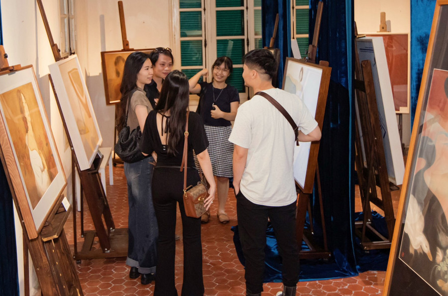 Triển lãm 'Trong dòng chảy của lụa' tập hợp 11 nghệ sĩ Việt Nam hiện đại.