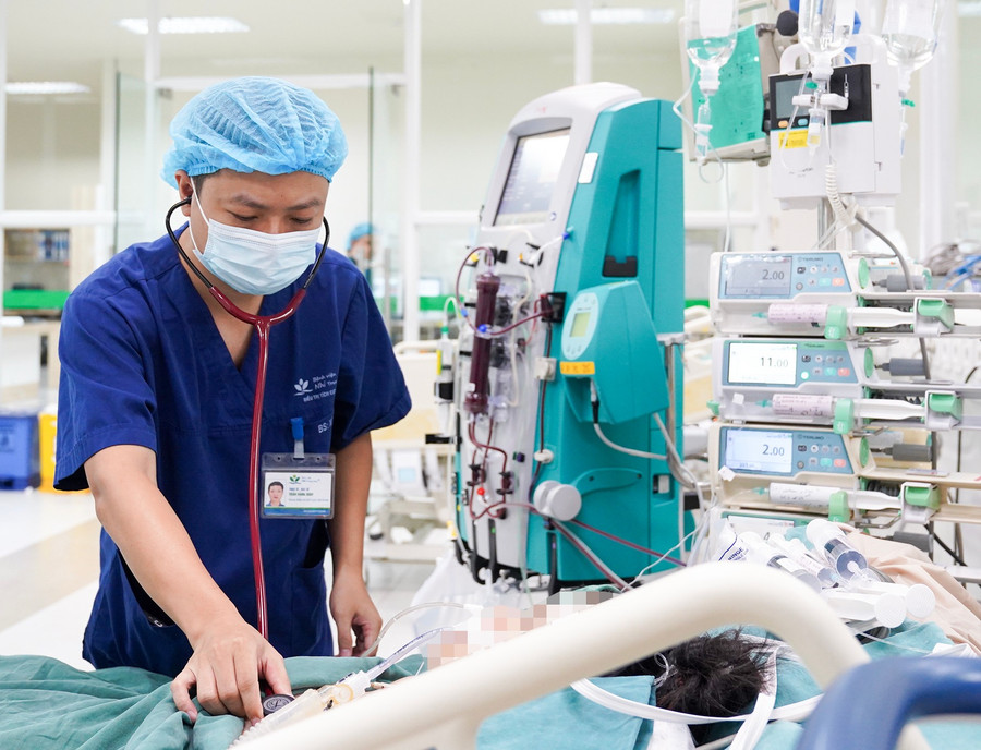 Các bác sĩ nỗ lực dùng nhiều biện pháp phối hợp để mong cứu sống được bệnh nhi. Ảnh: BVCC