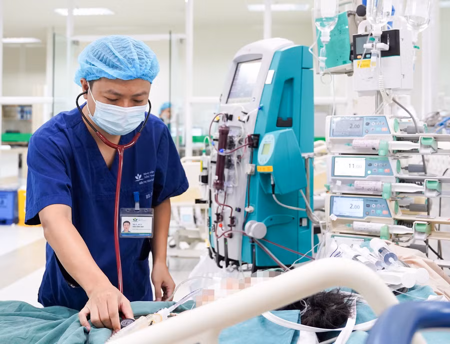 Các bác sĩ nỗ lực dùng nhiều biện pháp phối hợp để mong cứu sống được bệnh nhi. Ảnh: BVCC