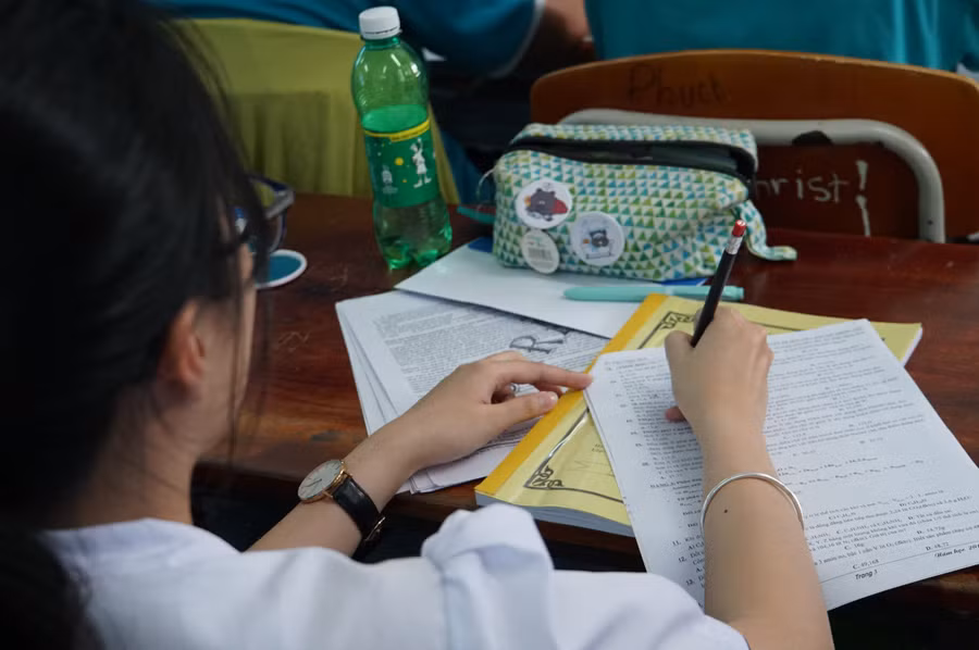 Hội chứng đau cổ vai cánh tay thường gặp ở học sinh nếu ngồi học sai tư thế. Ảnh minh họa: Lê Nam