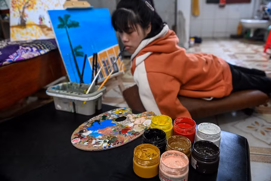 Thơm tìm thấy ánh sáng của cuộc đời qua đam mê hội họa. 