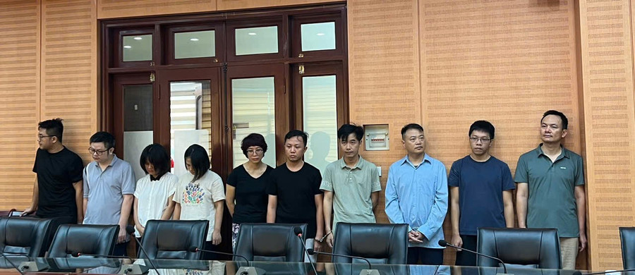 Nguyễn Hòa Bình (Shark Bình, thứ 3 từ phải sang) và các đồng phạm. ha-noi-loat-vu-an-kinh-te-moi-truong-khung-duoc-boc-go-the-nao-2.jpg