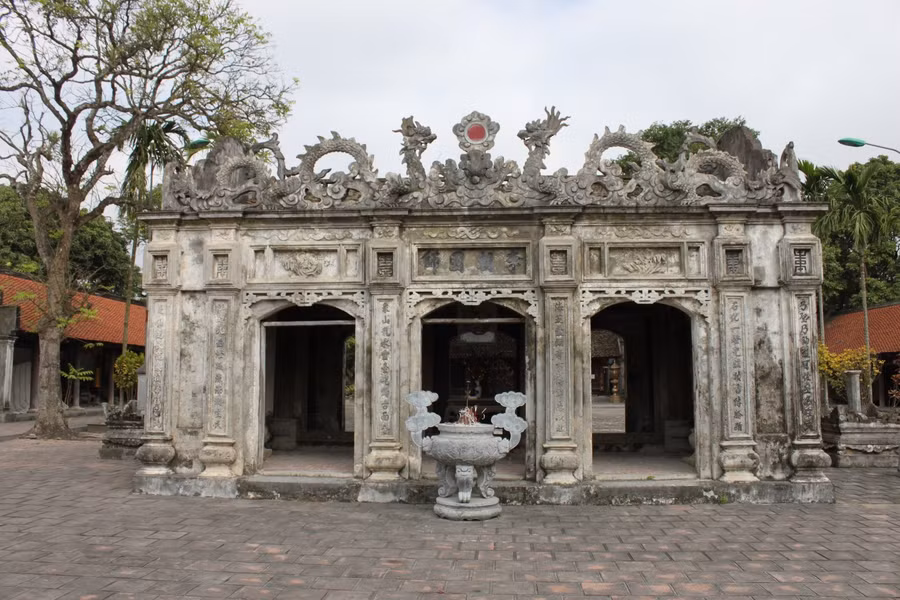 Đền Thánh Nguyễn nguyên là Viên Quang tự do chính tay Thiền sư Minh Không xây dựng năm 1121.