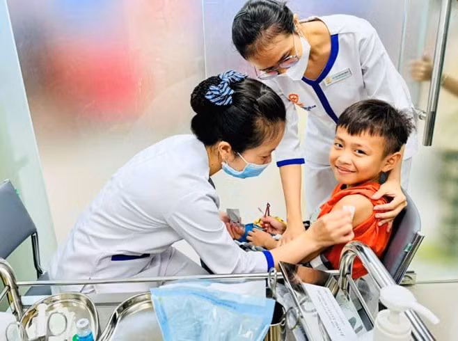 Trẻ cần được tiêm đủ mũi vắc-xin phòng sởi.