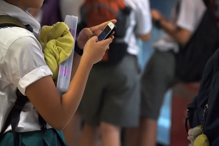 Singapore siết chặt thời gian sử dụng điện thoại trong trường học.