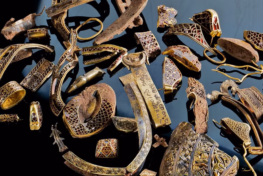 Một số hiện vật bằng vàng trong Kho báu Staffordshire. Ảnh minh họa: Nationalgeographic.com