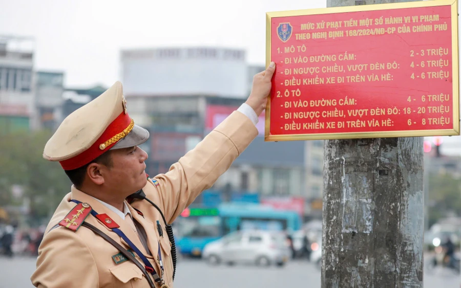 Hà Nội công khai mức phạt vi phạm giao thông theo Nghị định 168 bằng biển báo tại nhiều tuyến phố. Ảnh: INT