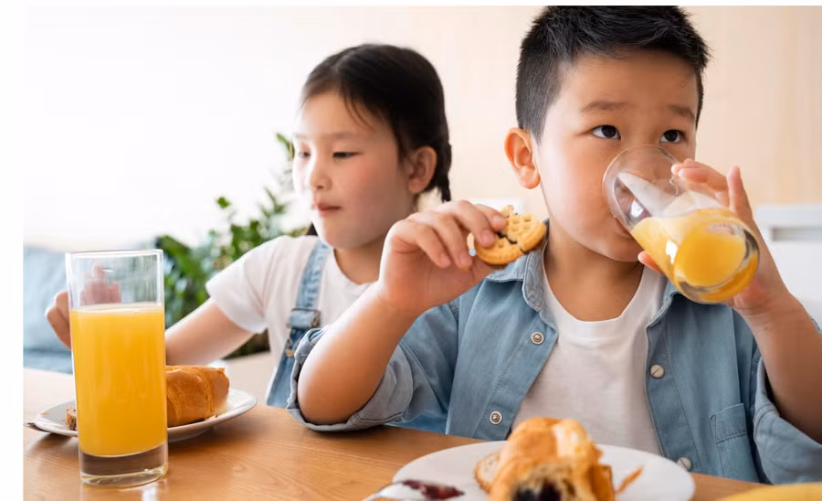 Trong dịp Tết, trẻ vẫn cần ăn đủ chất, đúng bữa để bảo đảm sức khoẻ. Ảnh minh họa: INT