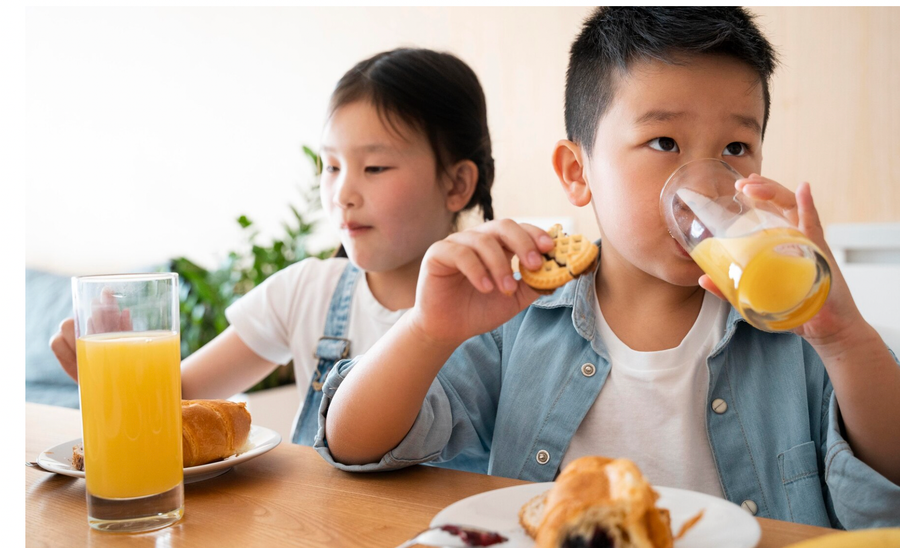Trong dịp Tết, trẻ vẫn cần ăn đủ chất, đúng bữa để bảo đảm sức khoẻ. Ảnh minh họa: INT