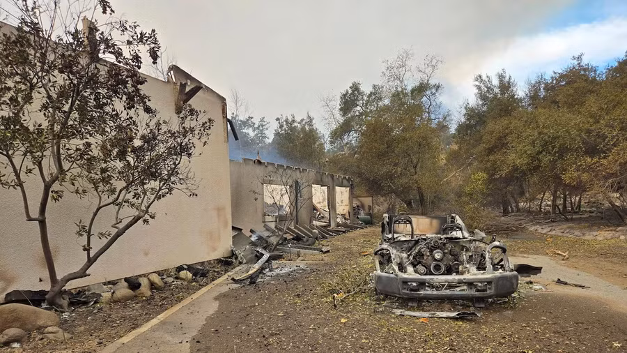 Các cơ sở giáo dục tại Los Angeles bị hư hỏng nặng sau đám cháy.