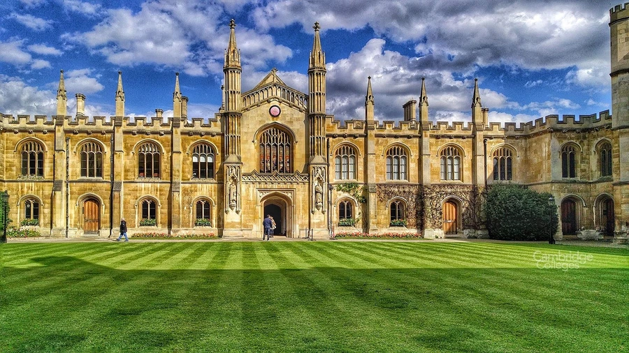 Đại học Cambridge, Anh thu hút khoảng 20 nghìn đơn đăng ký mỗi năm.