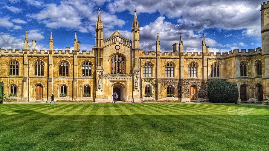 Đại học Cambridge, Anh thu hút khoảng 20 nghìn đơn đăng ký mỗi năm.
