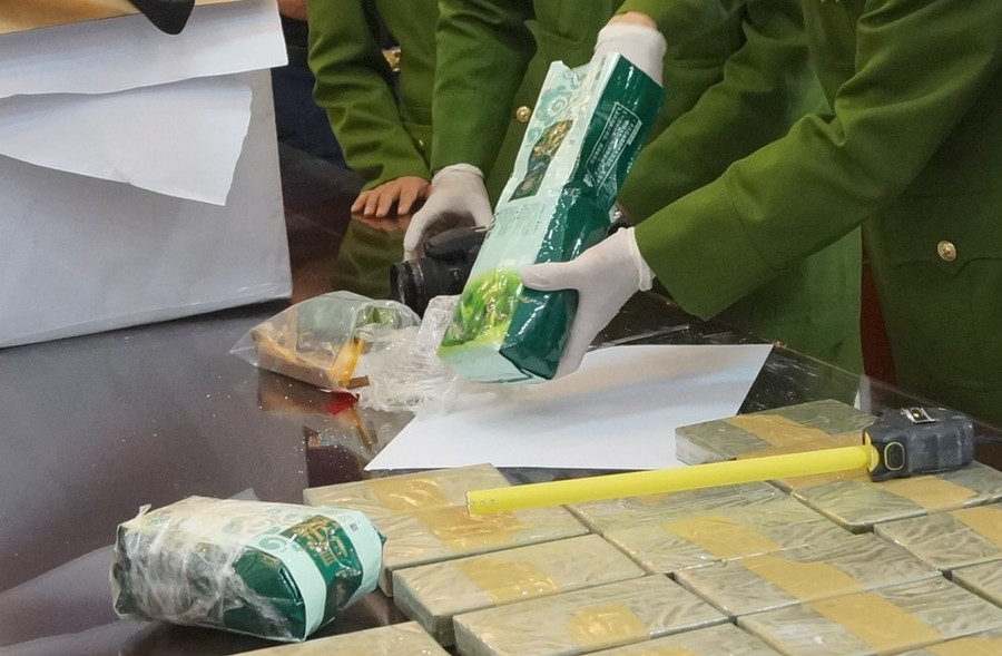 Ma túy được ngụy trang thành các hộp trà, gói cà phê mang đi tiêu thụ. Ảnh: Công an Thanh Hóa