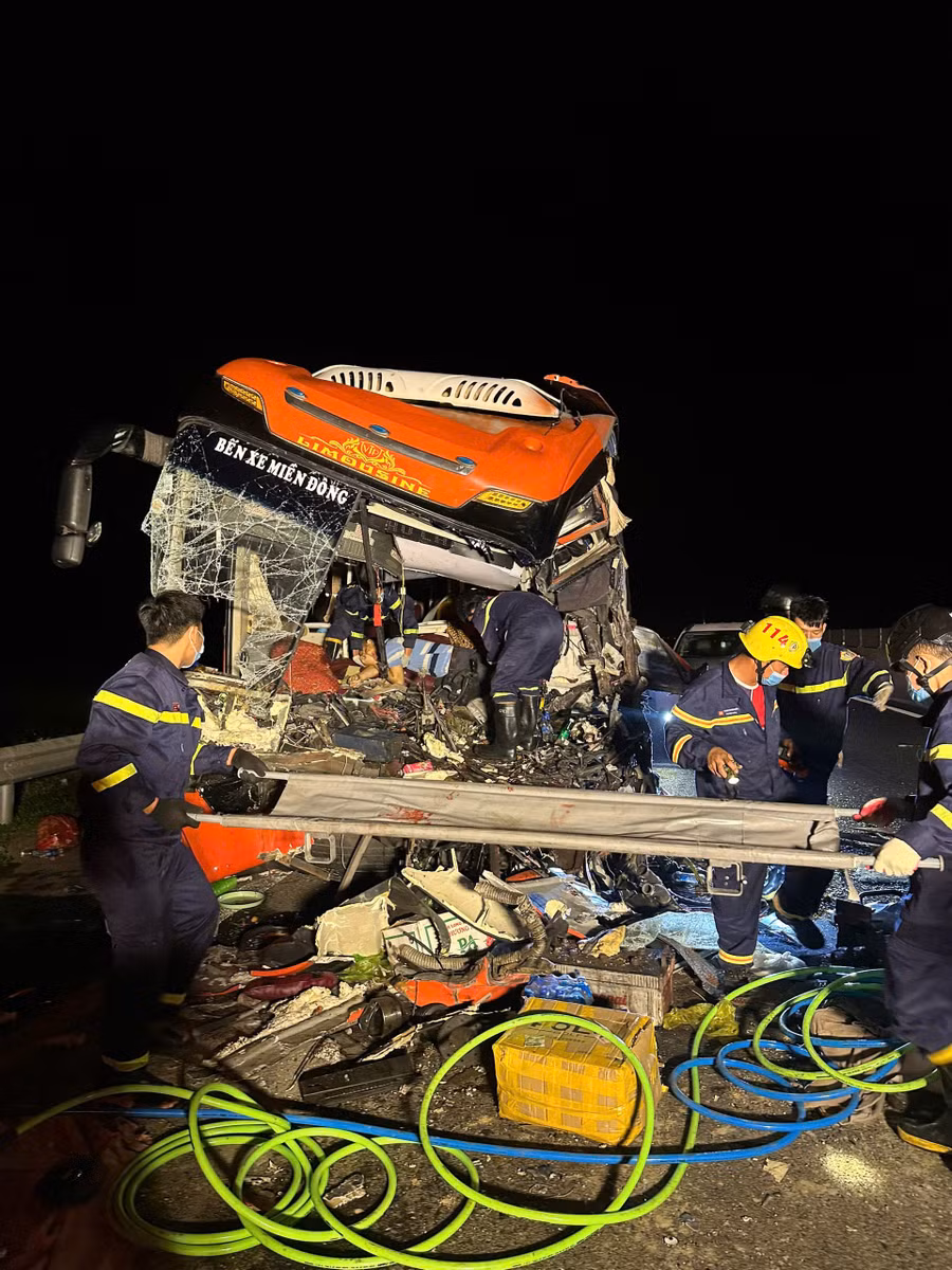 Lực lượng chức năng làm nhiệm vụ tại hiện trường vụ tai nạn.