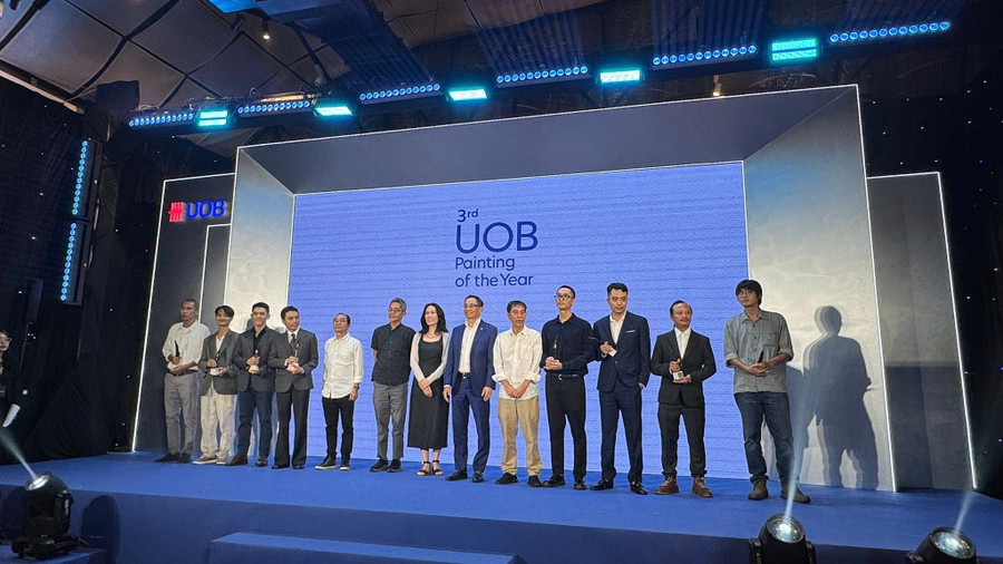 Ban tổ chức và Ban giám khảo trao giải cho các nghệ sĩ đoạt giải UOB Painting of the Year 2025 tại Việt Nam.