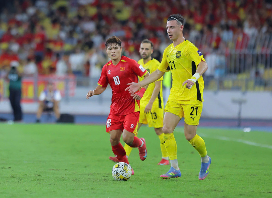 Trận Malaysia (bên phải) 4-0 Việt Nam, vòng loại ASIAN Cup 2027 ngày 10/6. Ảnh: INT