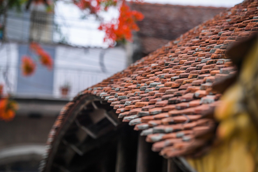 Mái cầu lợp khéo léo theo kỹ thuật truyền thống, tạo độ kín và thẩm mỹ cao. cau-ngoi-cho-luong-hoai-niem-lang-viet-2.jpg