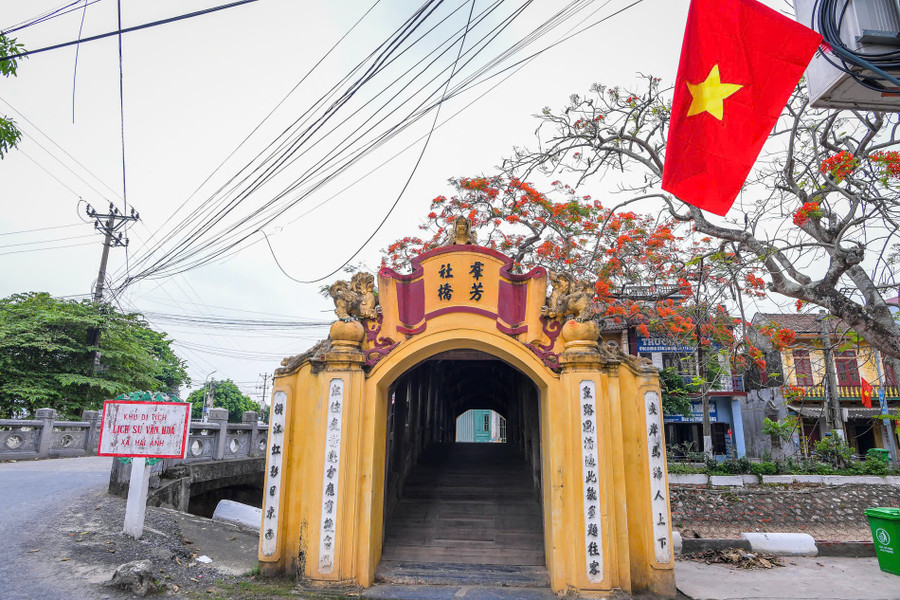 Cầu ngói chợ Lương được xếp hạng Di tích lịch sử - văn hóa cấp quốc gia năm 1990. cau-ngoi-cho-luong-hoai-niem-lang-viet-6.jpg