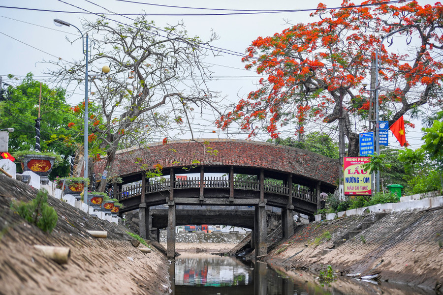Nhìn từ xa, mái ngói uốn lượn mềm mại như rồng bay - biểu tượng thịnh vượng và linh thiêng. cau-ngoi-cho-luong-hoai-niem-lang-viet-3.jpg