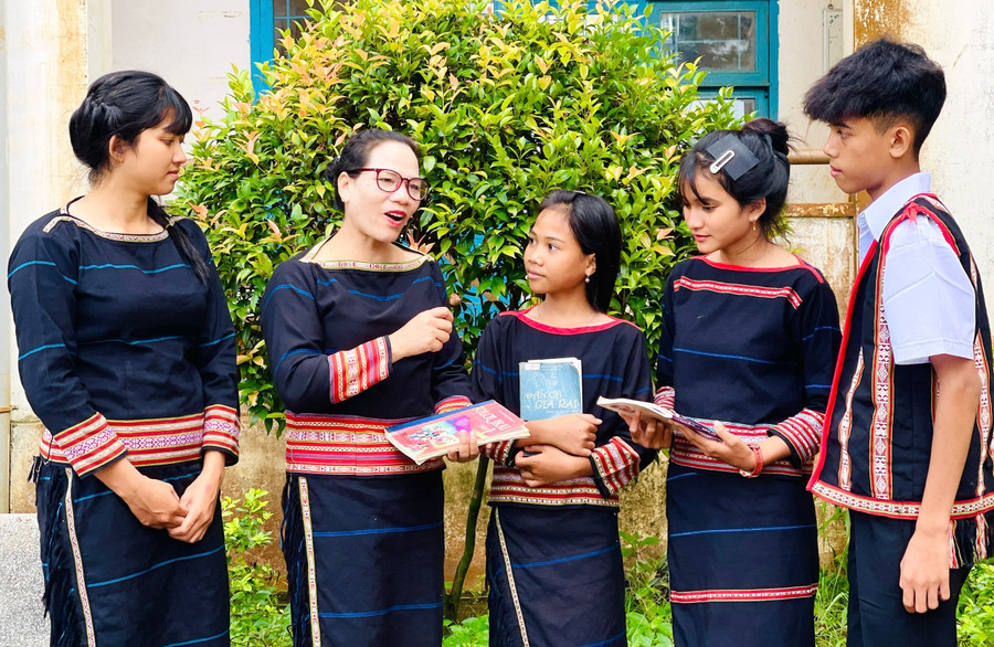 Với những nỗ lực của mình, cô H’Ni đã truyền lửa đam mê văn hóa dân tộc đến học sinh. co-giao-truyen-lua-van-hoa-jrai-2.jpg