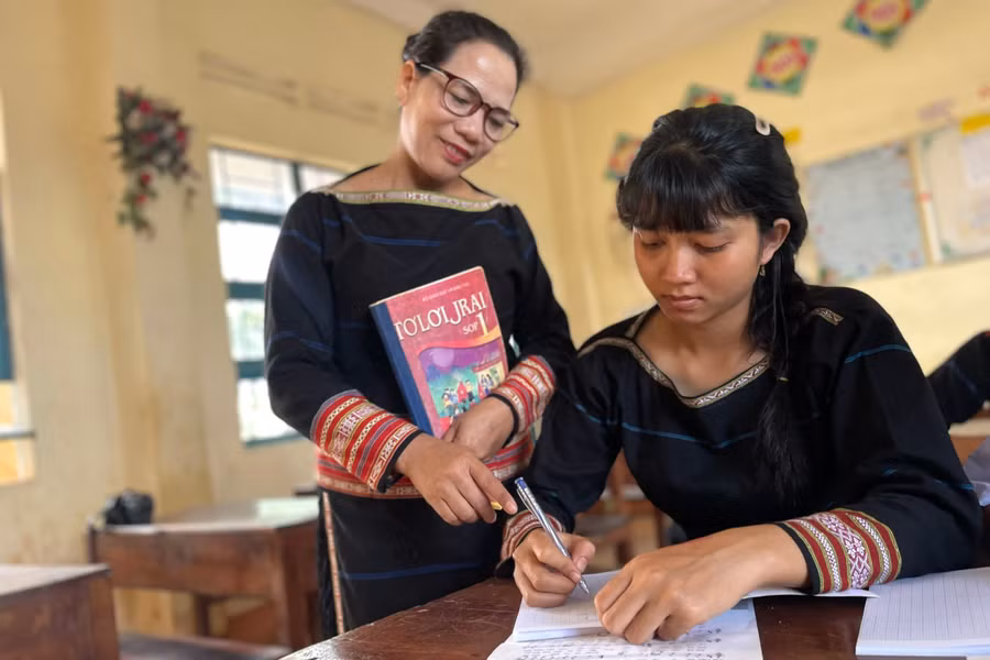 Cô giáo H’Ni luôn đau đáu gìn giữ văn hóa truyền thống.