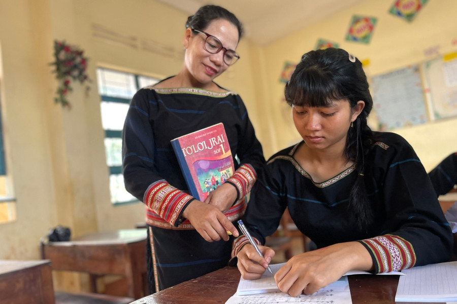 Cô giáo H’Ni luôn đau đáu gìn giữ văn hóa truyền thống.