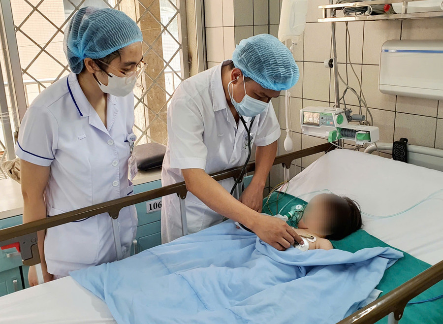 Bác sĩ Phạm Công Khắc thăm khám cho bệnh nhi. Ảnh: BVCC