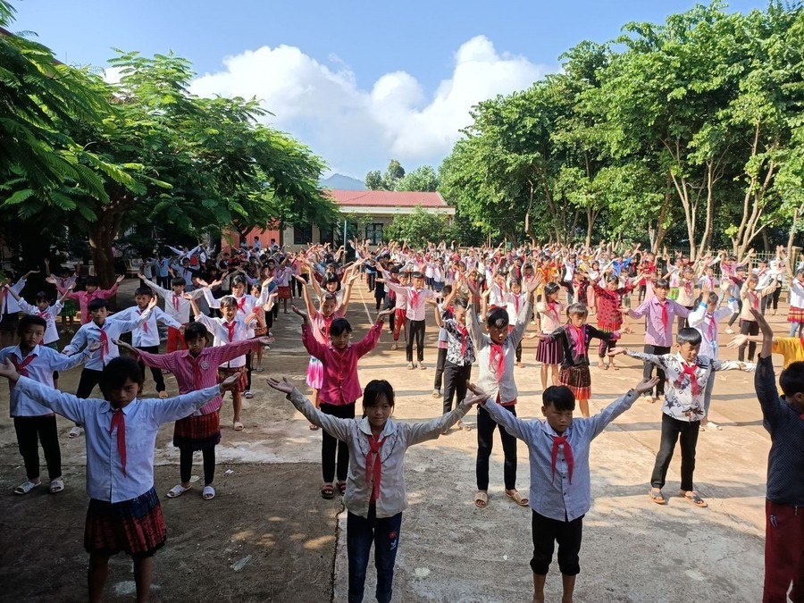 Học sinh Trường THCS Pá Mỳ (Nậm Kè, Điện Biên) thể dục giữa giờ.