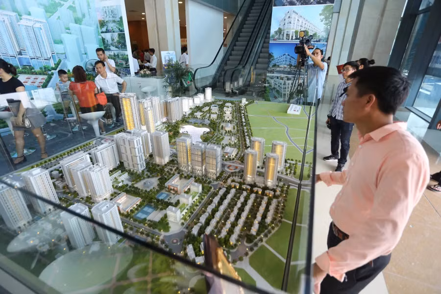Khách hàng tìm hiểu thông tin một dự án nhà ở tại Hà Nội. Ảnh minh họa: INT
