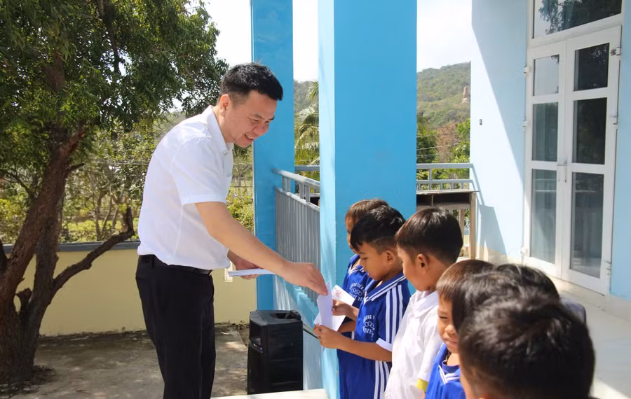 Nhà báo Triệu Ngọc Lâm - Tổng Biên tập Báo Giáo dục và Thời đại trao học bổng cho các em học sinh trong chương trình 'Tiếp sức tới trường' ở tỉnh Ninh Thuận (cũ), tháng 1/2025.