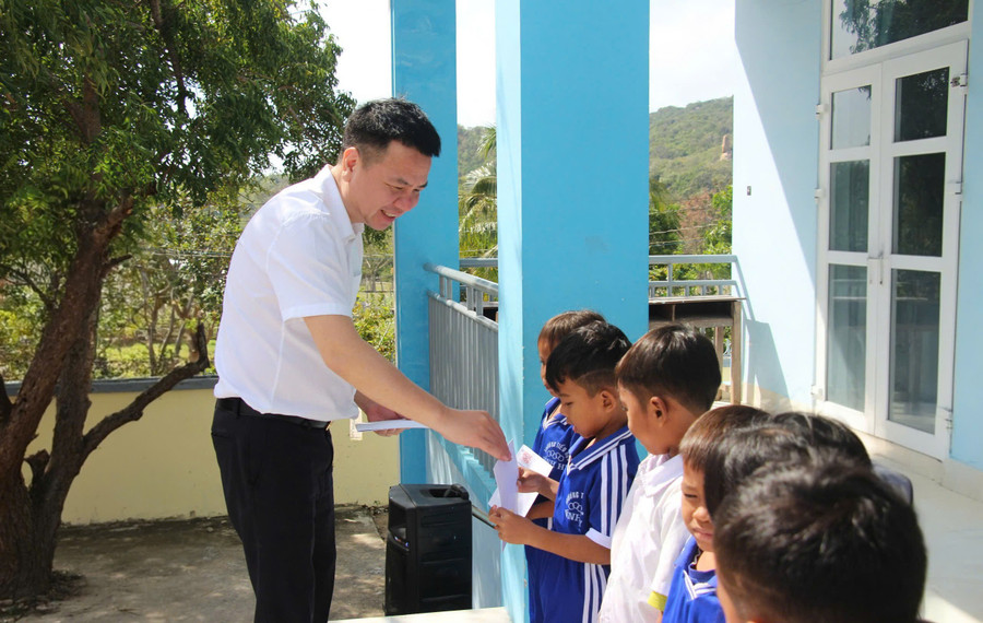 Nhà báo Triệu Ngọc Lâm - Tổng Biên tập Báo Giáo dục và Thời đại trao học bổng cho các em học sinh trong chương trình 'Tiếp sức tới trường' ở tỉnh Ninh Thuận (cũ), tháng 1/2025.