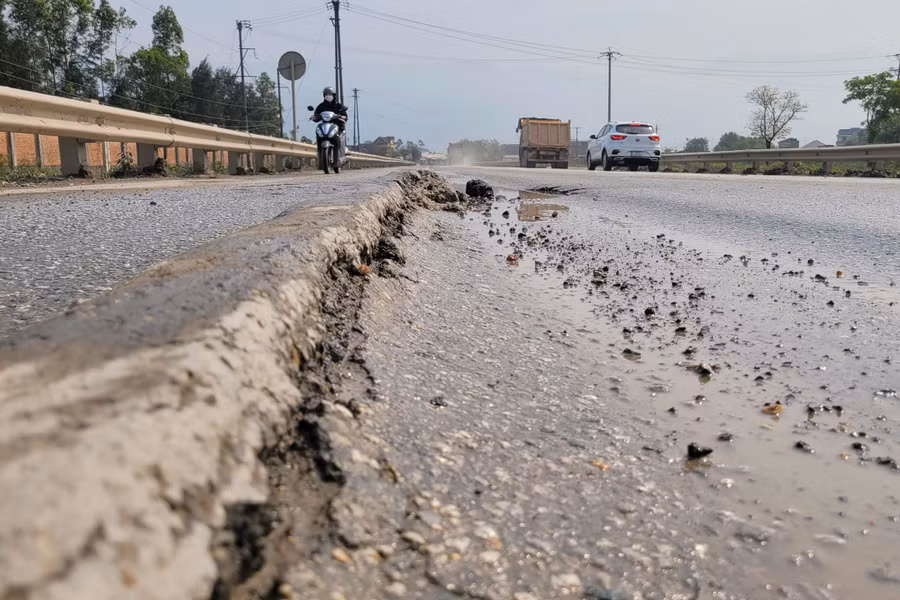 Những tuyến đường ở KKT Vũng Áng xảy ra tình trạng 'luống rau' nguy cơ tai nạn rình rập. Ảnh: T.H