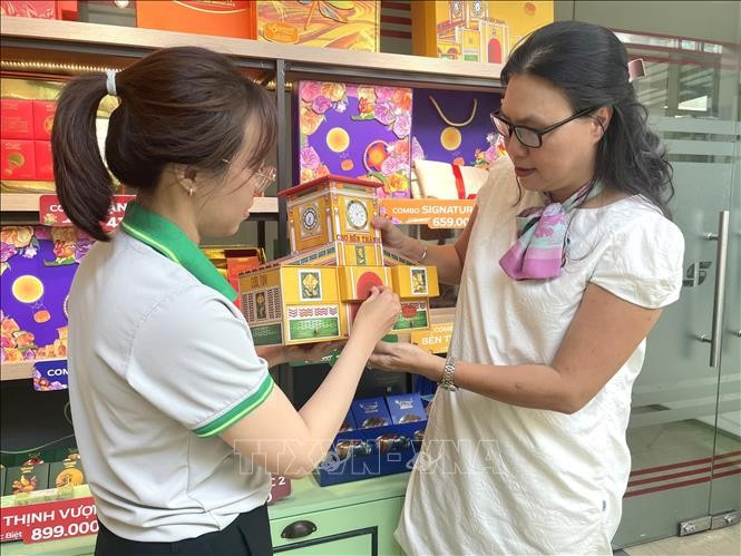 Bộ sản phẩm bánh Trung thu lấy cảm hứng từ mô hình chợ Bến Thành, TPHCM thu hút người tiêu dùng.