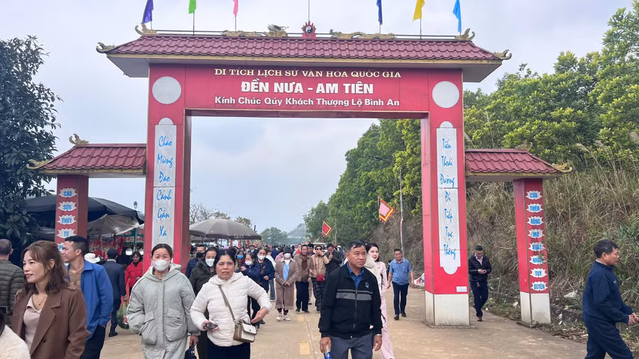 Du khách đổ về Đền Am Tiên ngày đầu năm mới.