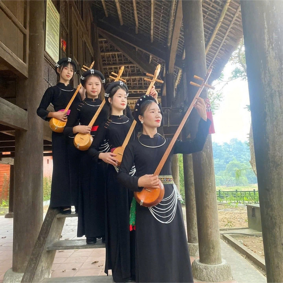 Học sinh Tuyên Quang trong một hoạt động về văn hoá truyền thống hát Then, đàn Tính. Ảnh: NVCC. hon-then-vang-vong-tren-dat-thieng-5.jpg