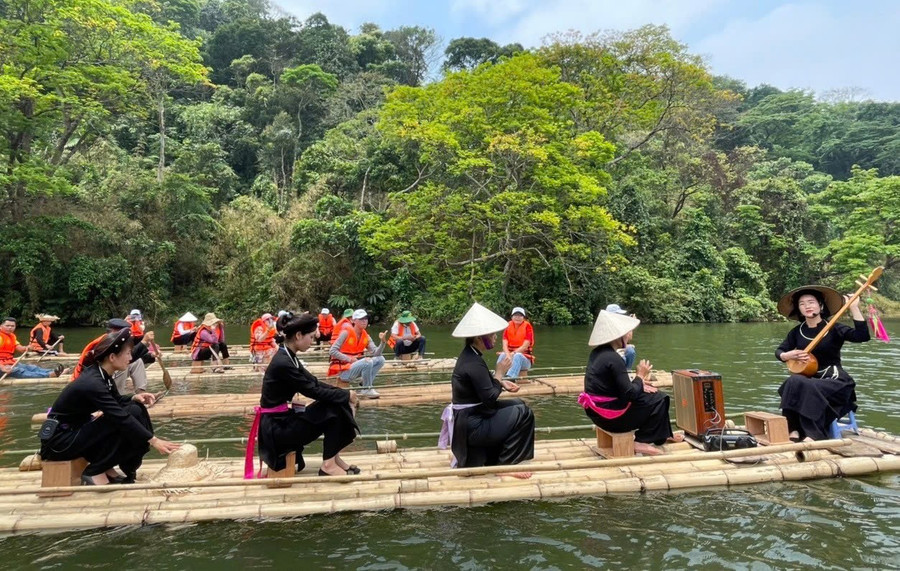 Với người Tày ở Tuyên Quang, nghệ thuật hát Then mang giá trị văn hóa độc đáo, sức hấp dẫn, quyến rũ, làm đắm say lòng người nhiều thế hệ. Ảnh: Báo tin tức. hon-then-vang-vong-tren-dat-thieng-2.jpg