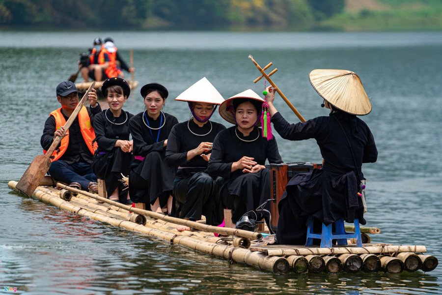 Hát Then trên thuyền - trải nghiệm văn hóa độc đáo ở Tuyên Quang. Ảnh: Báo Quảng Ninh. hon-then-vang-vong-tren-dat-thieng-3.jpg