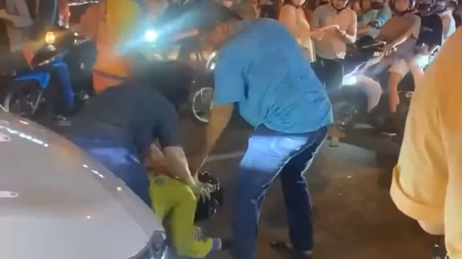 Hai vợ chồng đánh người đi đường ở Quận 1, TPHCM trong đêm Giao thừa 2025, sau một vụ va chạm trên đường. Ảnh cắt từ video