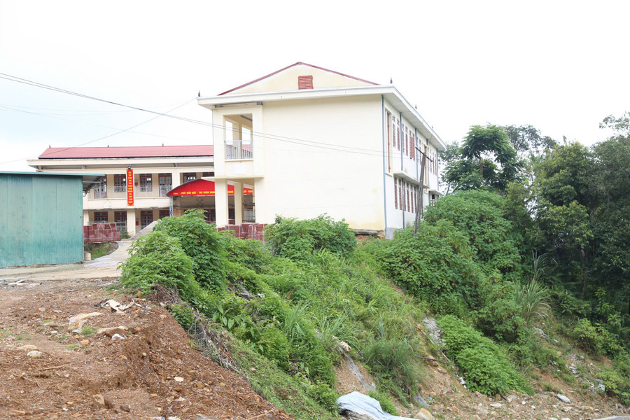 Trường PTDTBT TH&THCS Suối Tọ nằm ở vùng cao, cách xa trung tâm, việc đi lại tương đối khó khăn.