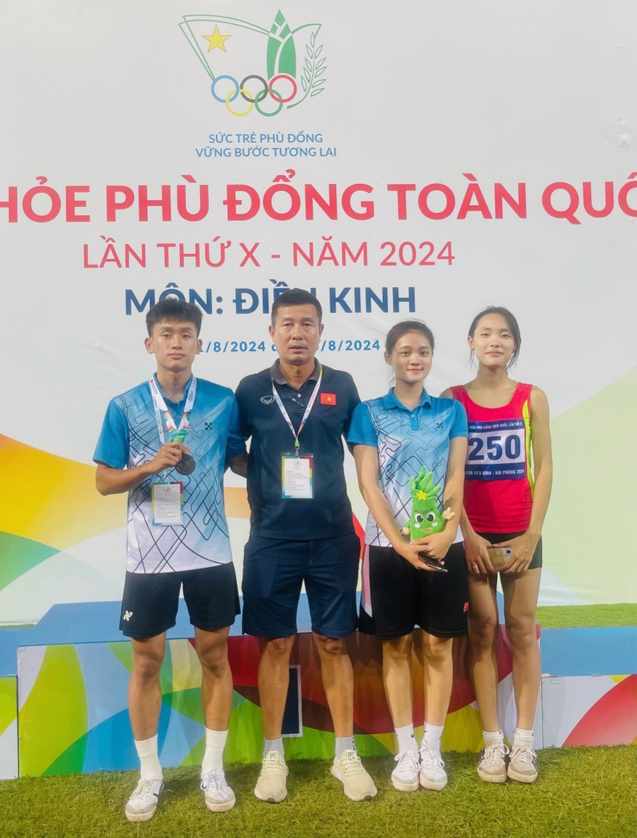 Thầy Phạm Vĩnh Thuận và học trò trong Hội khỏe Phù Đổng tỉnh Nam Định năm 2024. Ảnh: NVCC nhung-nha-giao-nang-tam-cho-mon-hoc-1.jpg