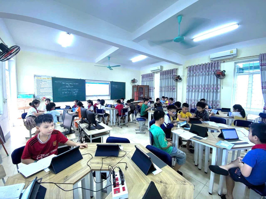 Modèle de classe intelligente à l’école primaire Bac Ha (Thanh Sen, Ha Tinh). Photo de : Ho Phuong can-bo-giao-duc-cap-xa-lam-cong-tac-giao-duc-san-sang-dap-ung-2.jpg